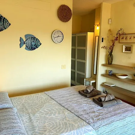 Upper Floor Sunny Terrace דירה טורמולינוס